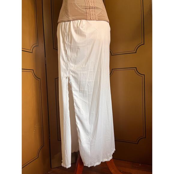 Vintage half slip underskirt with lace trim by Vanity Fair, size M - Picture 2 of 3